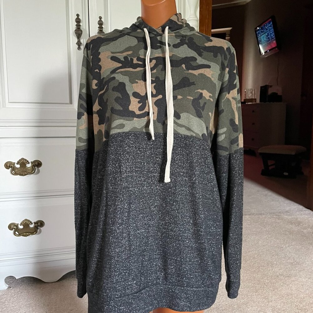Grateful Hearts Hooded Sweatshirt – Women’s Size Small